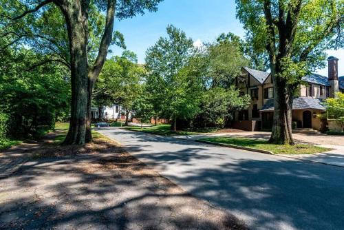 Enormous 2br House For The Whole Family!