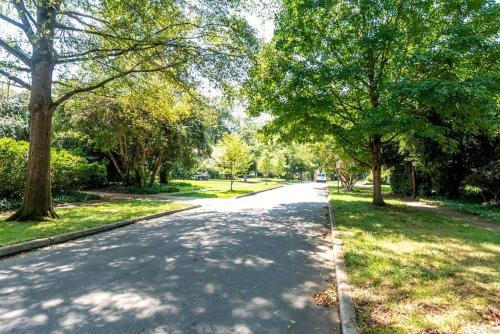 Enormous 2br House For The Whole Family!