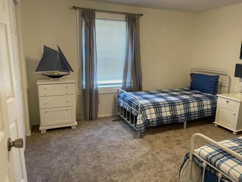 Cheerful, Bright, And Quiet Home Mins From Uptown Pet Friendly
