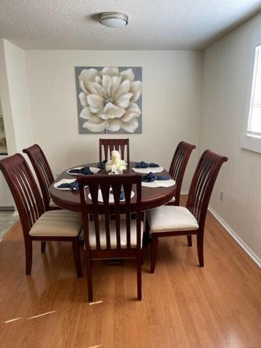 Cheerful, Bright, And Quiet Home Mins From Uptown Pet Friendly