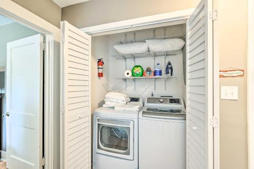 Private Greensboro Escape With Grill, Fire Pit!