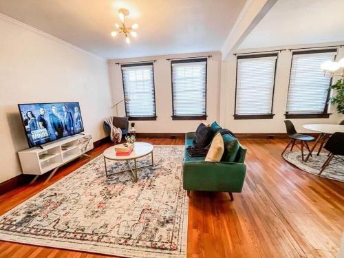 Unique Historic Loft On Main - Downtown Hendo