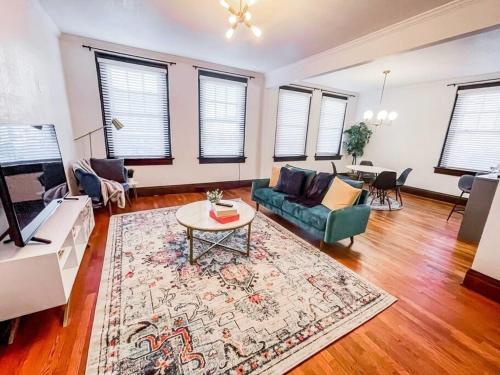 Unique Historic Loft On Main - Downtown Hendo