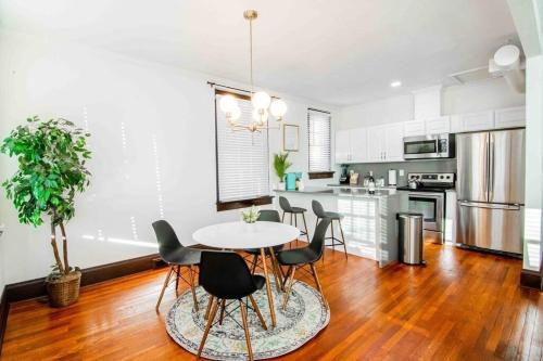 Unique Historic Loft On Main - Downtown Hendo