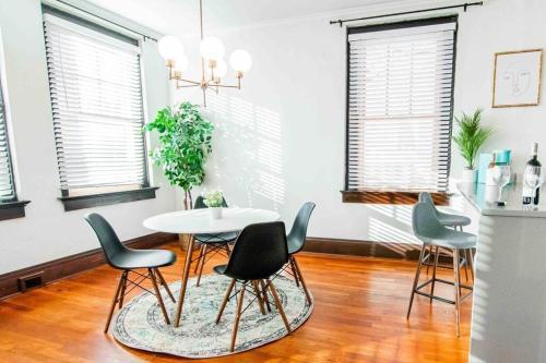 Unique Historic Loft On Main - Downtown Hendo