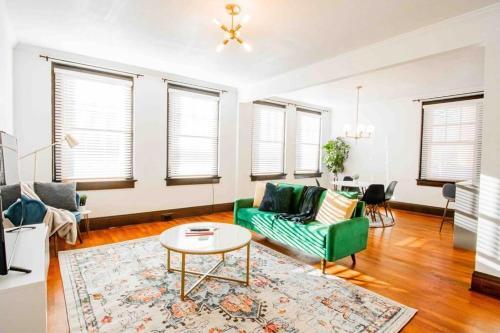 Unique Historic Loft On Main - Downtown Hendo