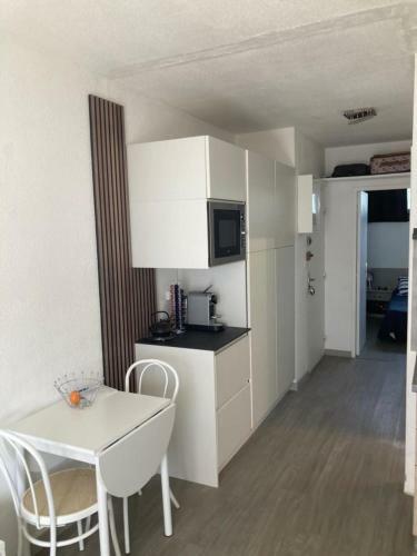 Apartamento Bright 28 M Comfortable With Balcony And Wifi