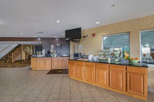 Hotel Belmont Inn & Suites & Convention Center