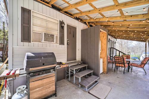 Land Harbor Cottage With Lake Beach Access!