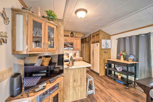 Land Harbor Cottage With Lake Beach Access!