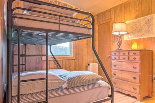 Quiet And Tranquil Spruce Pine Cabin With Views!