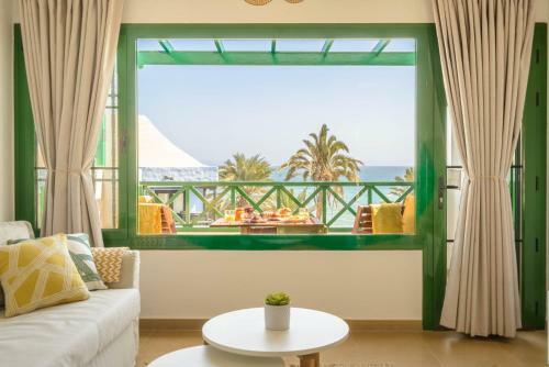 Delightful Front Beach Apartment. Sunrise Views!