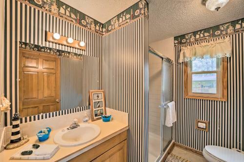 Waterfront Grove Oasis With Kayaks And Boat Dock!