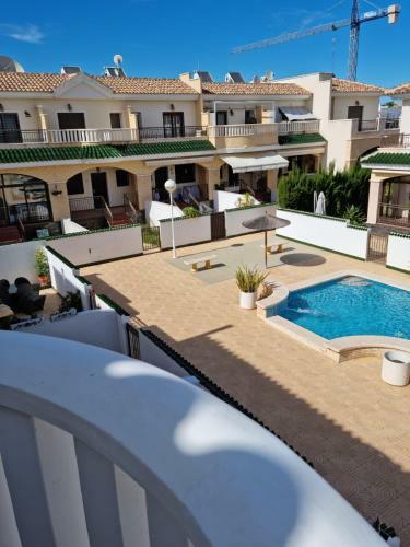 Agradable Adosado Con Piscina