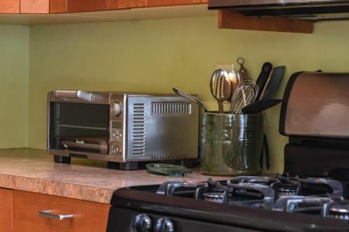 Poplar St Sf 32 Treehouse Hideaway