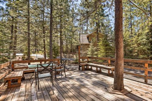 Memorable Woodland Getaway With Hot Tub, Grill!