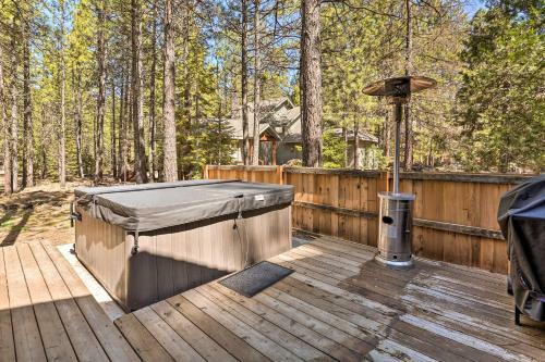 Memorable Woodland Getaway With Hot Tub, Grill!