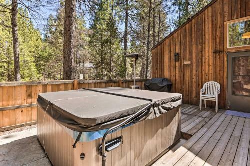 Memorable Woodland Getaway With Hot Tub, Grill!