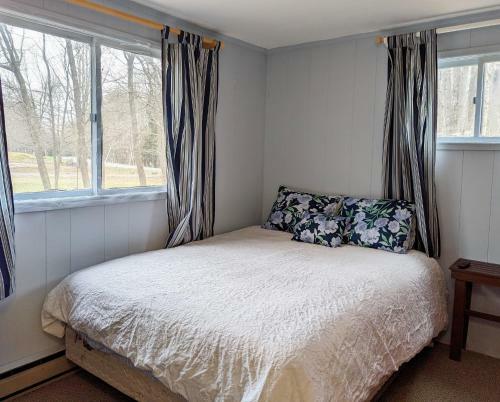 Cozy 2 Bedroom Cottage Poconos Getaway