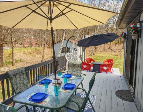 Cozy 2 Bedroom Cottage Poconos Getaway