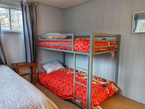 Cozy 2 Bedroom Cottage Poconos Getaway