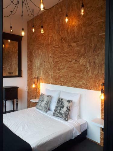 Chez Mr L�on Mme L�ontine