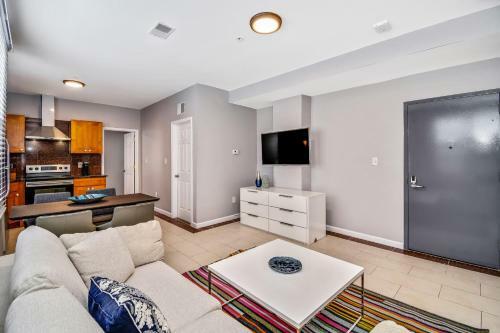 The Vacation Spot! 2bd Apartment Steps Away From The Convention Center