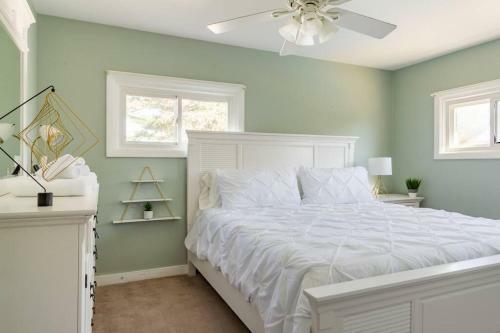 Stylish Poolside Oasis Newport 4bd 2.5ba