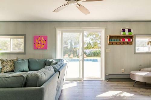 Stylish Poolside Oasis Newport 4bd 2.5ba