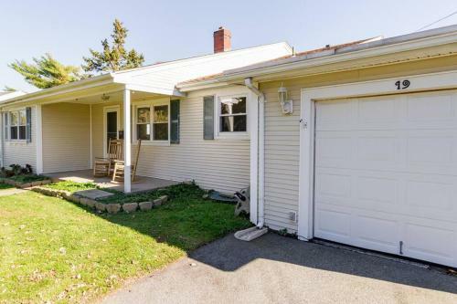 Stylish Poolside Oasis Newport 4bd 2.5ba