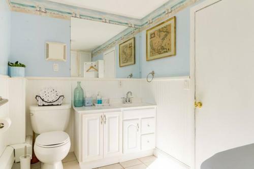 Stylish Poolside Oasis Newport 4bd 2.5ba