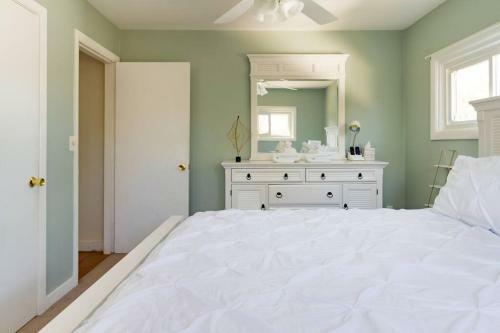 Stylish Poolside Oasis Newport 4bd 2.5ba