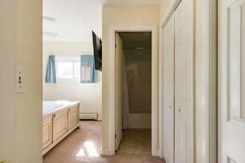 Stylish Poolside Oasis Newport 4bd 2.5ba