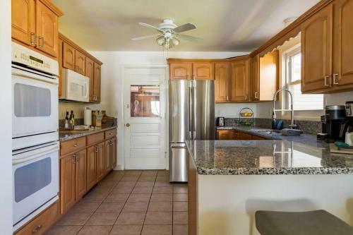 Stylish Poolside Oasis Newport 4bd 2.5ba