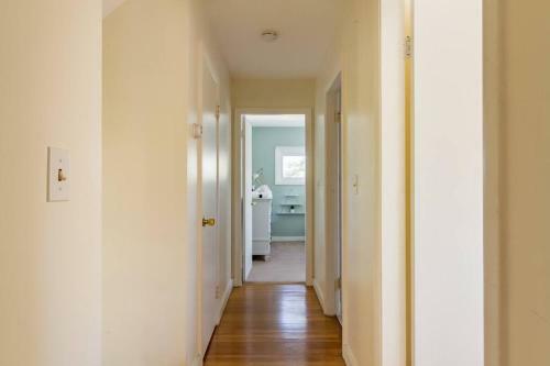 Stylish Poolside Oasis Newport 4bd 2.5ba