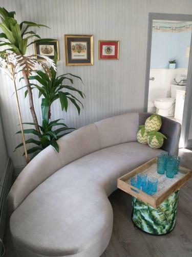 Stylish Poolside Oasis Newport 4bd 2.5ba