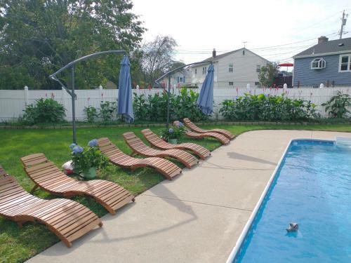 Stylish Poolside Oasis Newport 4bd 2.5ba