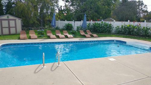 Stylish Poolside Oasis Newport 4bd 2.5ba