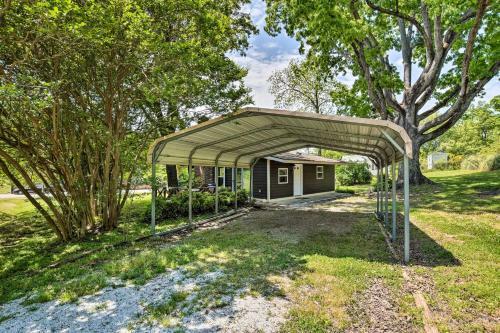 Cozy Cottage Yard And Deck, Walk To Downtown!