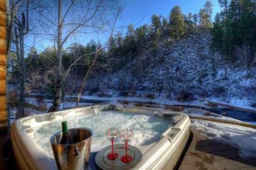 Thunderhead Falls Lodge