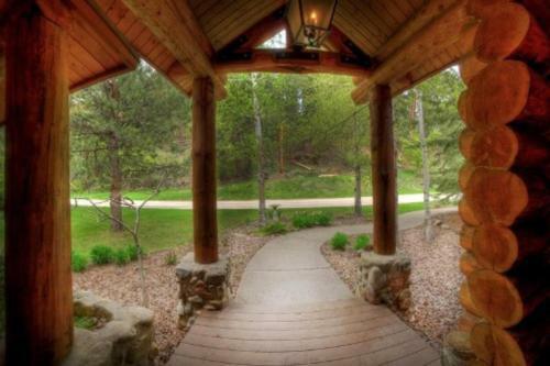 Thunderhead Falls Lodge