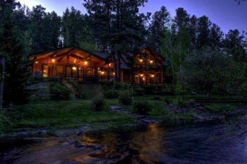 Thunderhead Falls Lodge