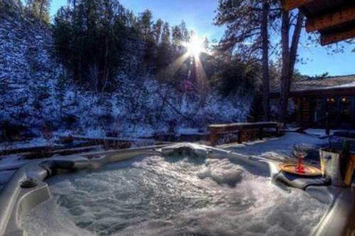 Thunderhead Falls Lodge