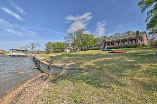 Peaceful Alvardo Lake Home With Kayak And Canoe!