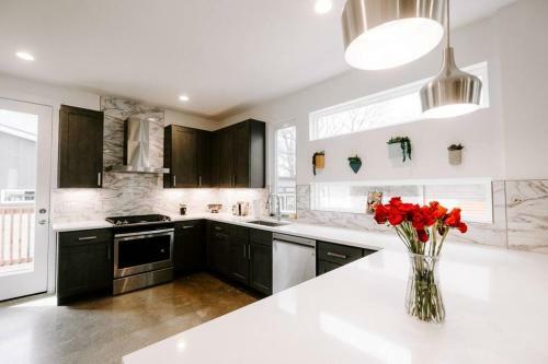Havana House: 4 Bedroom Oasis Minutes From Action