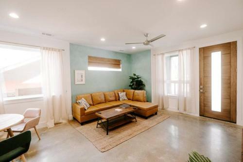 Havana House: 4 Bedroom Oasis Minutes From Action