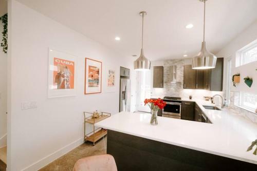 Havana House: 4 Bedroom Oasis Minutes From Action