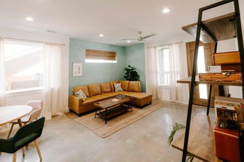 Havana House: 4 Bedroom Oasis Minutes From Action