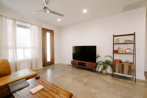 Havana House: 4 Bedroom Oasis Minutes From Action