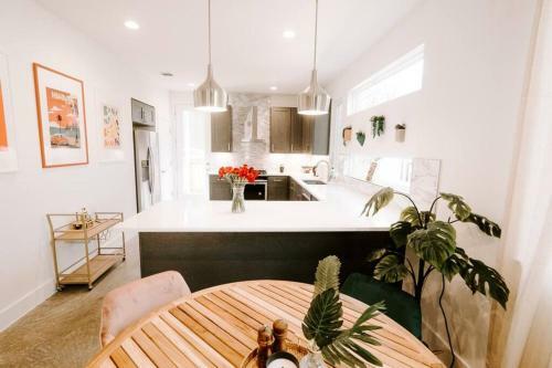 Havana House: 4 Bedroom Oasis Minutes From Action